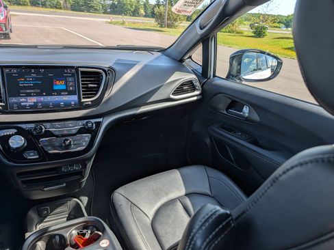 Used 2025 Chrysler Pacifica Select FWD image 11