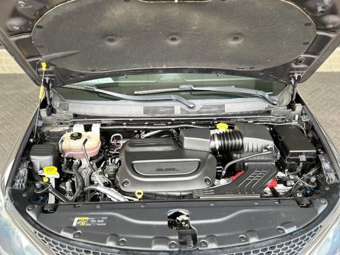 Used 2019 Chrysler Pacifica Touring-L FWD image 74