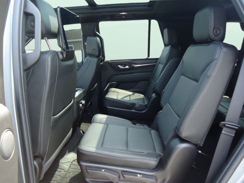 Used 2024 GMC Yukon Denali w/ Advanced Technology Package AWD/4WD image 30