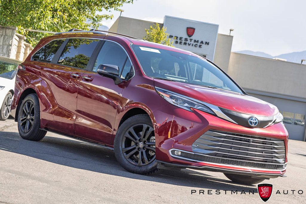 Used 2025 Toyota Sienna Platinum AWD/4WD image 1