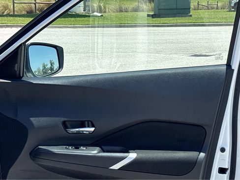 Used 2023 Nissan Kicks SV FWD image 32
