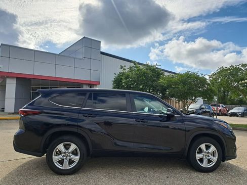 Used 2024 Toyota Highlander LE FWD image 4