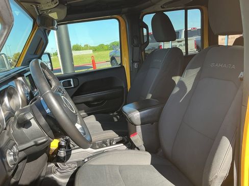 Used 2018 Jeep Wrangler Unlimited Sahara AWD/4WD image 16
