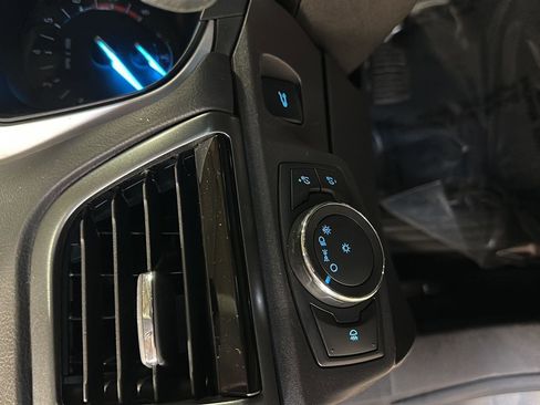 Used 2016 Ford Fusion SE w/ Equipment Group 201A FWD image 11