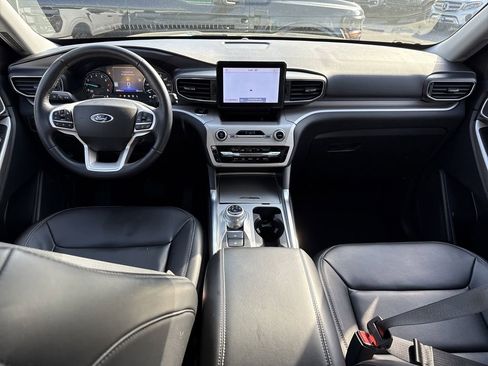 Used 2023 Ford Explorer XLT image 10