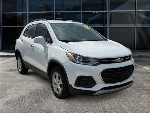Used 2020 Chevrolet Trax LT w/ LT Convenience Package AWD/4WD image 2