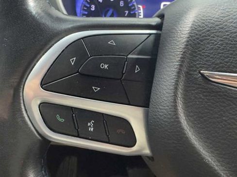 Used 2022 Chrysler Pacifica Touring-L FWD image 31