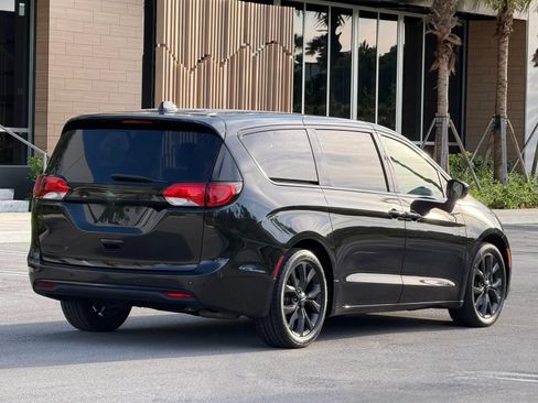 Used 2020 Chrysler Pacifica Touring w/ S Appearance Package FWD image 5