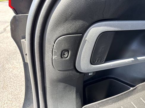 Used 2018 Jeep Cherokee Latitude Plus w/ Comfort/Convenience Group FWD image 31