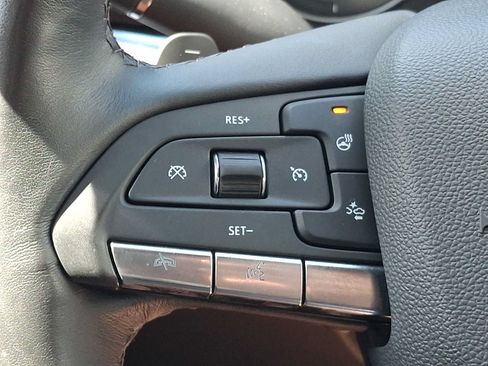 Used 2023 Cadillac XT4 Luxury w/ Cold Weather Package AWD/4WD image 17