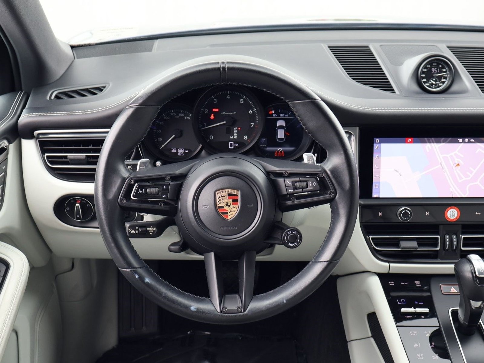 Certified 2023 Porsche Macan Turbo AWD/4WD image 15