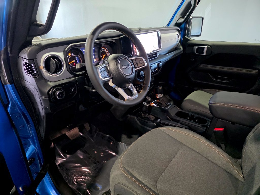 Used 2024 Jeep Wrangler Unlimited Sahara w/ Technology Group AWD/4WD image 11