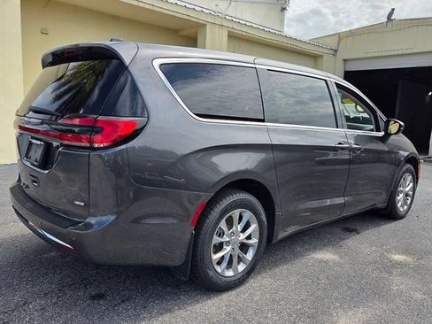 Used 2023 Chrysler Pacifica Touring-L AWD/4WD image 7