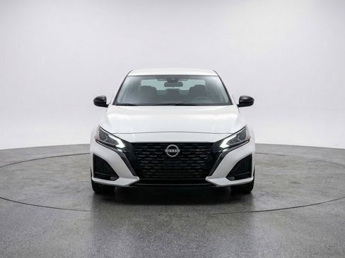 Used 2025 Nissan Altima 2.5 SR FWD image 2