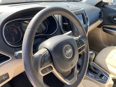 Used 2019 Jeep Cherokee Latitude w/ Popular Appearance Group image 13