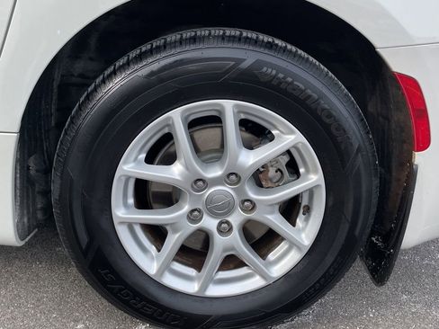 Used 2017 Chrysler Pacifica Touring image 15