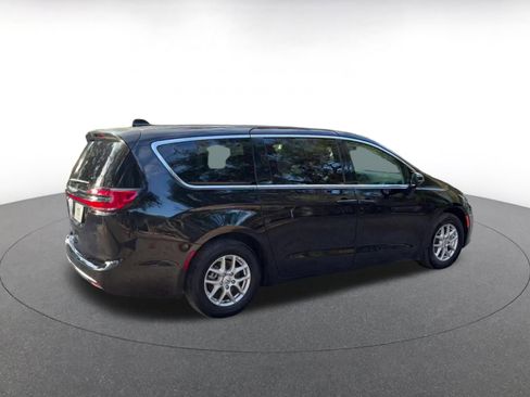 Used 2024 Chrysler Pacifica Touring-L image 15