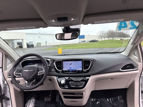 Used 2024 Chrysler Pacifica Touring-L w/ Road Tripper Package FWD image 33