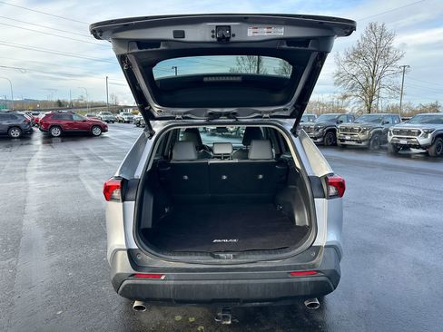 Used 2022 Toyota RAV4 XLE Premium image 11