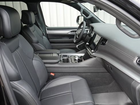 Used 2025 Jeep Wagoneer Series II image 24