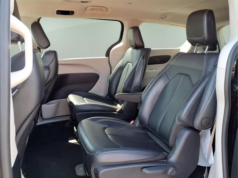 Used 2024 Chrysler Pacifica Limited FWD image 17