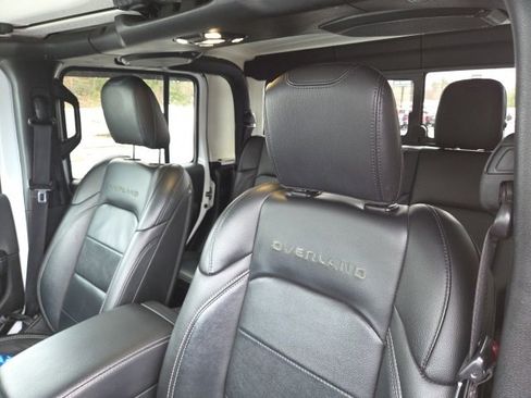 Used 2022 Jeep Gladiator Overland w/ Cold Weather Group image 18