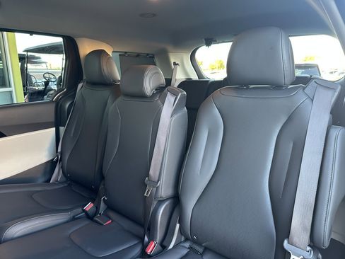 Used 2024 Kia Carnival EX image 35