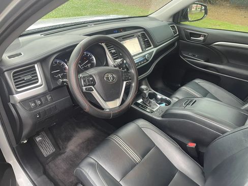Used 2017 Toyota Highlander SE w/ Carpet Mat Package AWD/4WD image 11