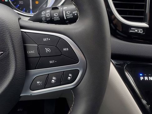 Used 2024 Chrysler Pacifica Touring-L FWD image 18
