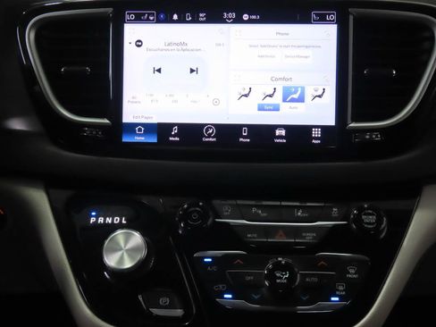 Used 2024 Chrysler Pacifica Touring-L FWD image 10