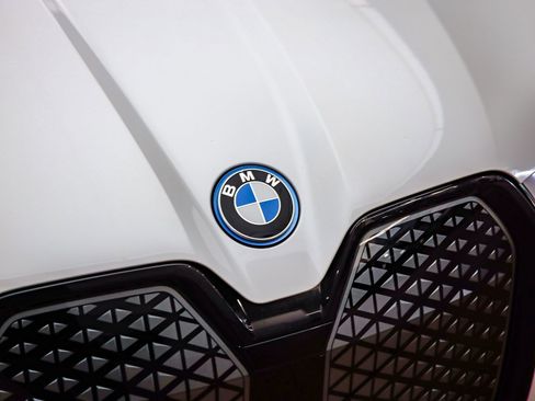 Used 2023 BMW iX xDrive50 w/ Sport Package image 9