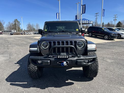 Used 2019 Jeep Wrangler Unlimited Sahara AWD/4WD image 18