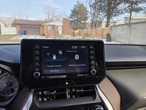 Used 2022 Toyota Venza XLE image 13