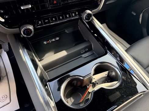 New 2026 Chevrolet Suburban Premier image 20