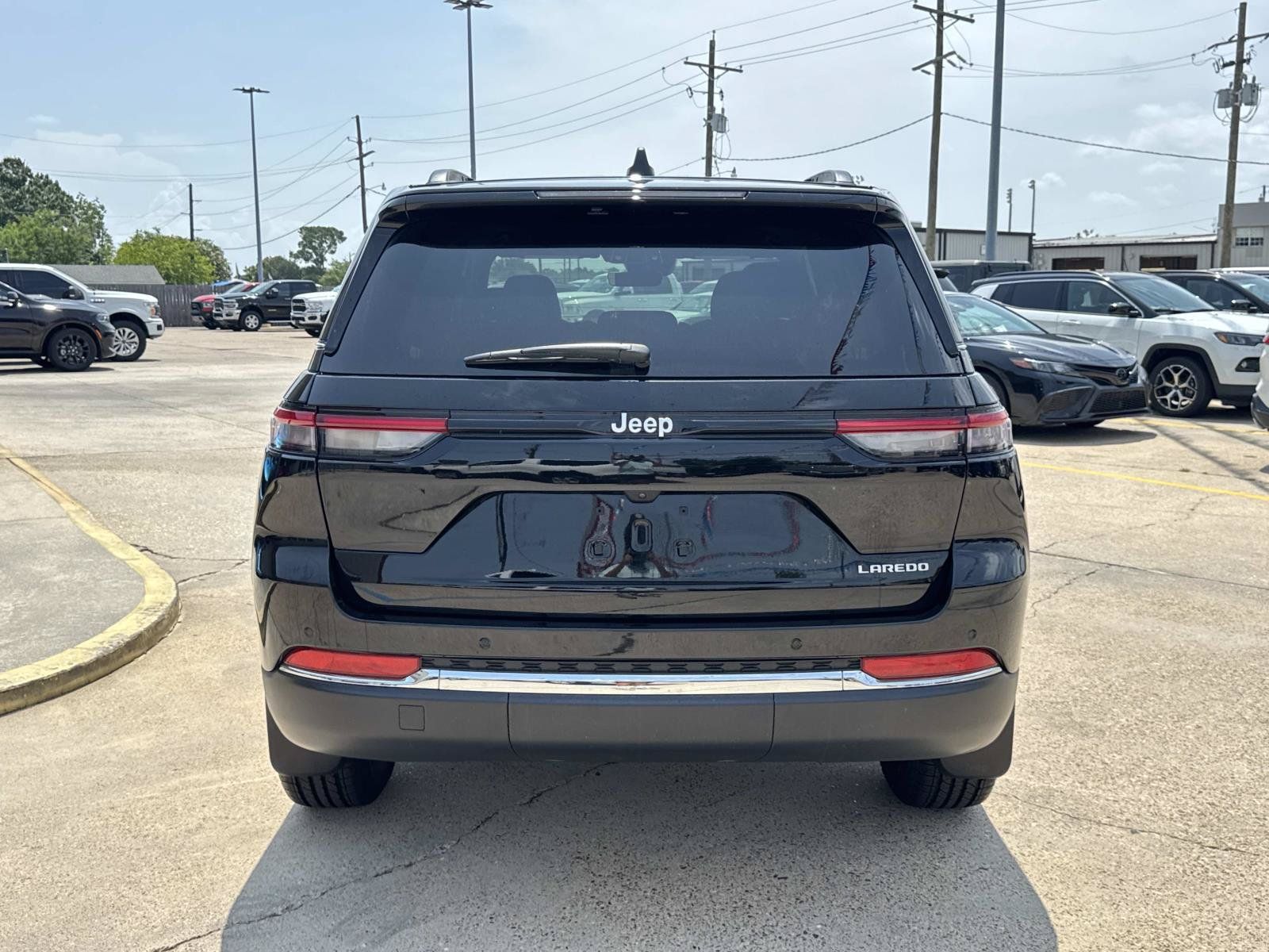 Used 2025 Jeep Grand Cherokee Laredo RWD image 6