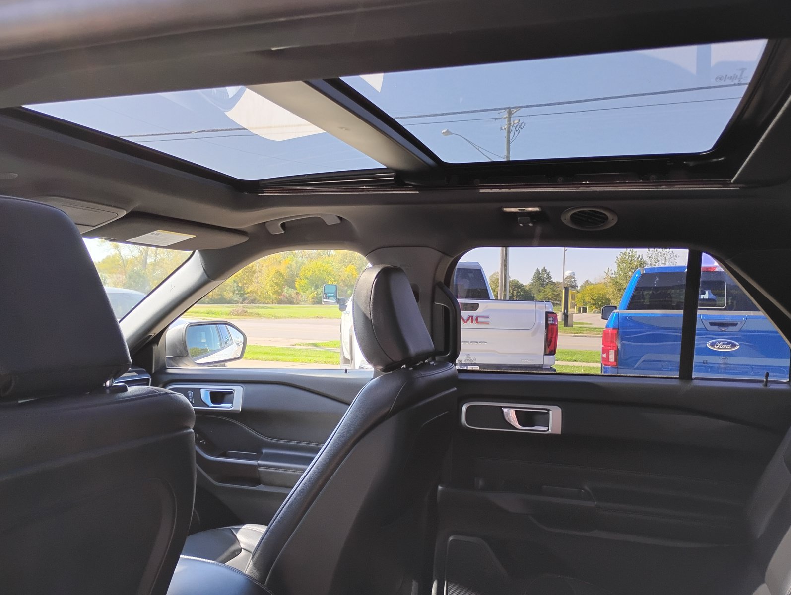 Used 2020 Ford Explorer XLT w/ Equipment Group 202A AWD/4WD image 28