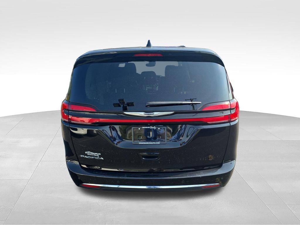 Used 2024 Chrysler Pacifica Touring-L FWD image 4