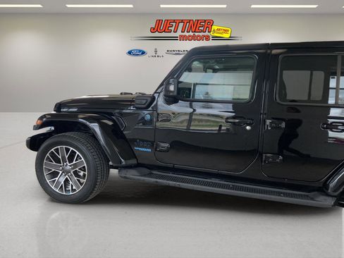 Used 2022 Jeep Wrangler Unlimited Sahara AWD/4WD image 6
