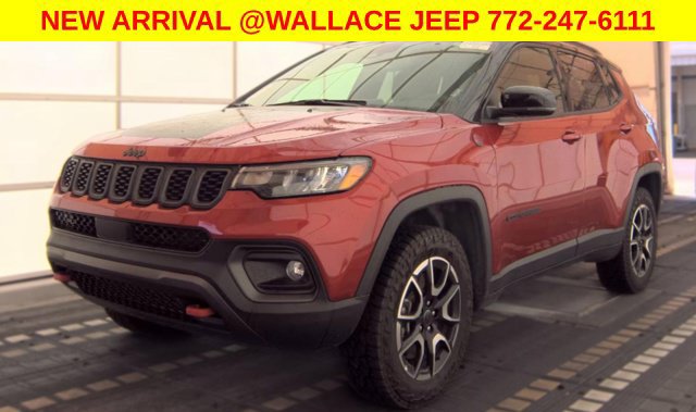Used 2025 Jeep Compass Trailhawk AWD/4WD image 7