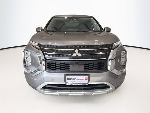 Used 2023 Mitsubishi Outlander SE AWD/4WD image 2