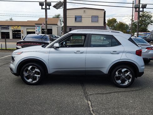 Used 2022 Hyundai Venue SEL image 2