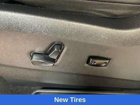 Used 2016 Chrysler Town & Country Touring FWD image 12