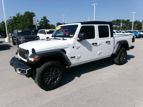 New 2025 Jeep Gladiator Sport image 2