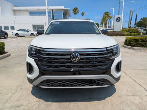 Certified 2025 Volkswagen Atlas Peak Edition SE image 9