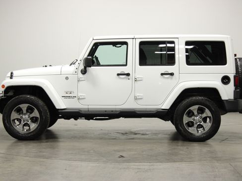 Used 2017 Jeep Wrangler Unlimited Sahara w/ Max Tow Package image 5