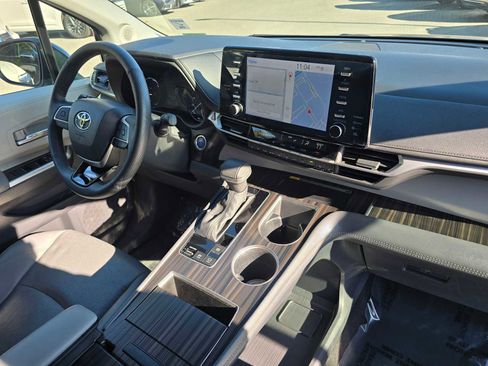 Used 2023 Toyota Sienna Limited image 10