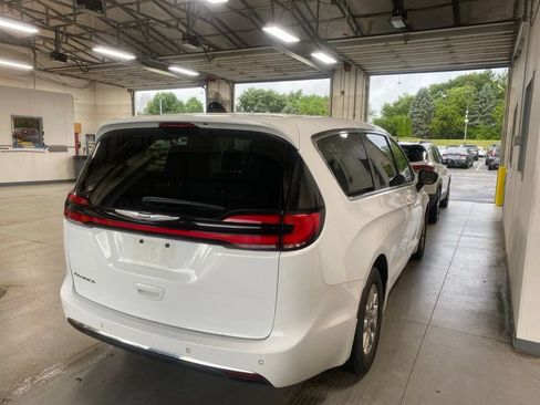Used 2024 Chrysler Pacifica Touring-L FWD image 4