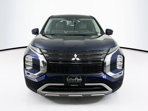 Used 2024 Mitsubishi Outlander SE image 2