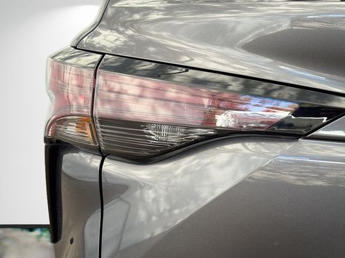 Used 2025 Toyota Sienna XLE image 10