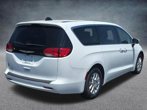 Used 2023 Chrysler Voyager LX FWD image 7